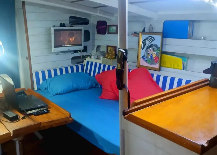 Tu Casa Flotante En Sevilla! Barco En Alquiler En El Guadalquivir סביליה