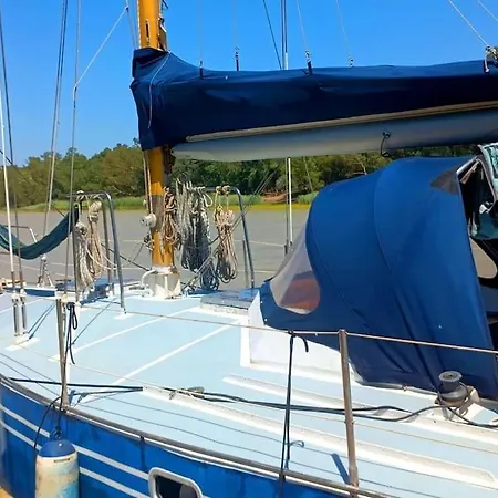 Hotel na wodzie Tu Casa Flotante En Sevilla! Barco En Alquiler En El Guadalquivir *