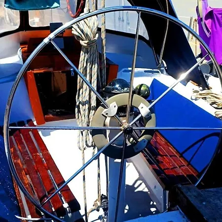 Tu Casa Flotante En Sevilla! Barco En Alquiler En El Guadalquivir Hotel na wodzie