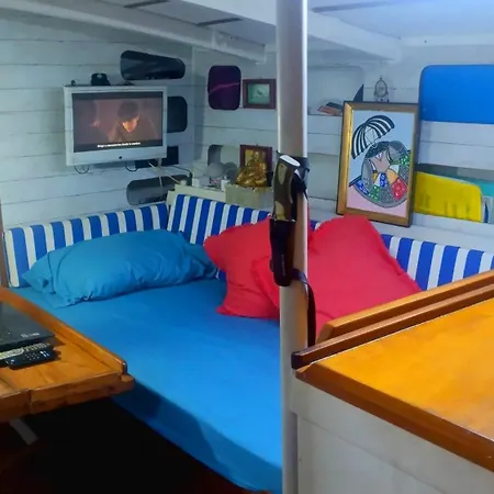 Tu Casa Flotante En Sevilla! Barco En Alquiler En El Guadalquivir Sewilla