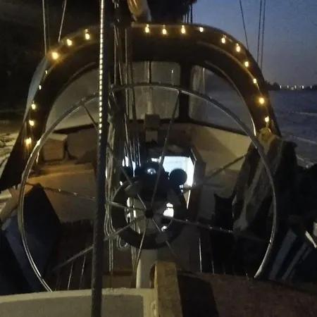 Tu Casa Flotante En Sevilla! Barco En Alquiler En El Guadalquivir Hotel na wodzie Sewilla