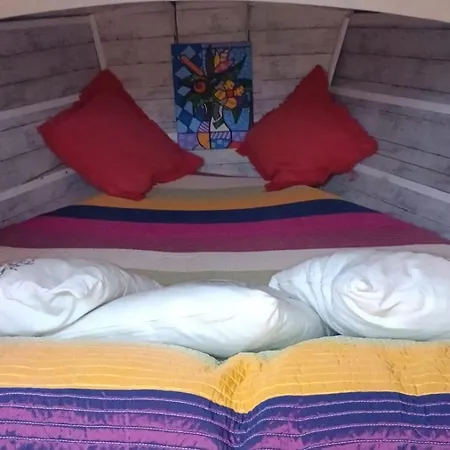 Hotel na wodzie Tu Casa Flotante En Sevilla! Barco En Alquiler En El Guadalquivir *